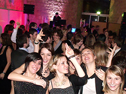 Animation DJ anniversaire, soirée entreprise, baptême, départ à la retraite, réveillon de la Saint Sylvestre, Halloween, enfants, fête privé Dj Gard formule soirée 1 Animation DJ anniversaire, soirée entreprise, baptême, départ à la retraite, réveillon de la Saint Sylvestre, Halloween, enfants, fête privé Dj Gard formule soirée 1